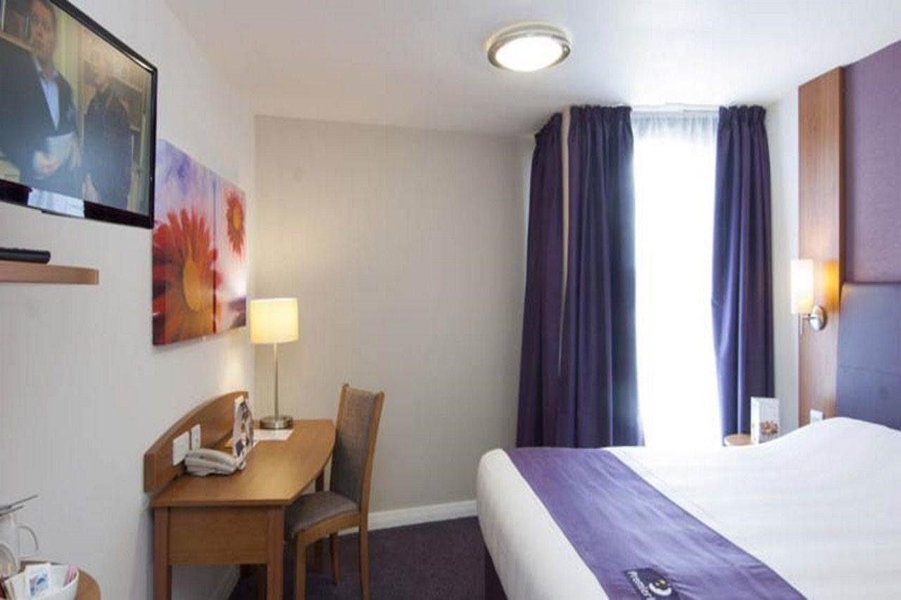 Premier Inn Rugeley Exterior foto