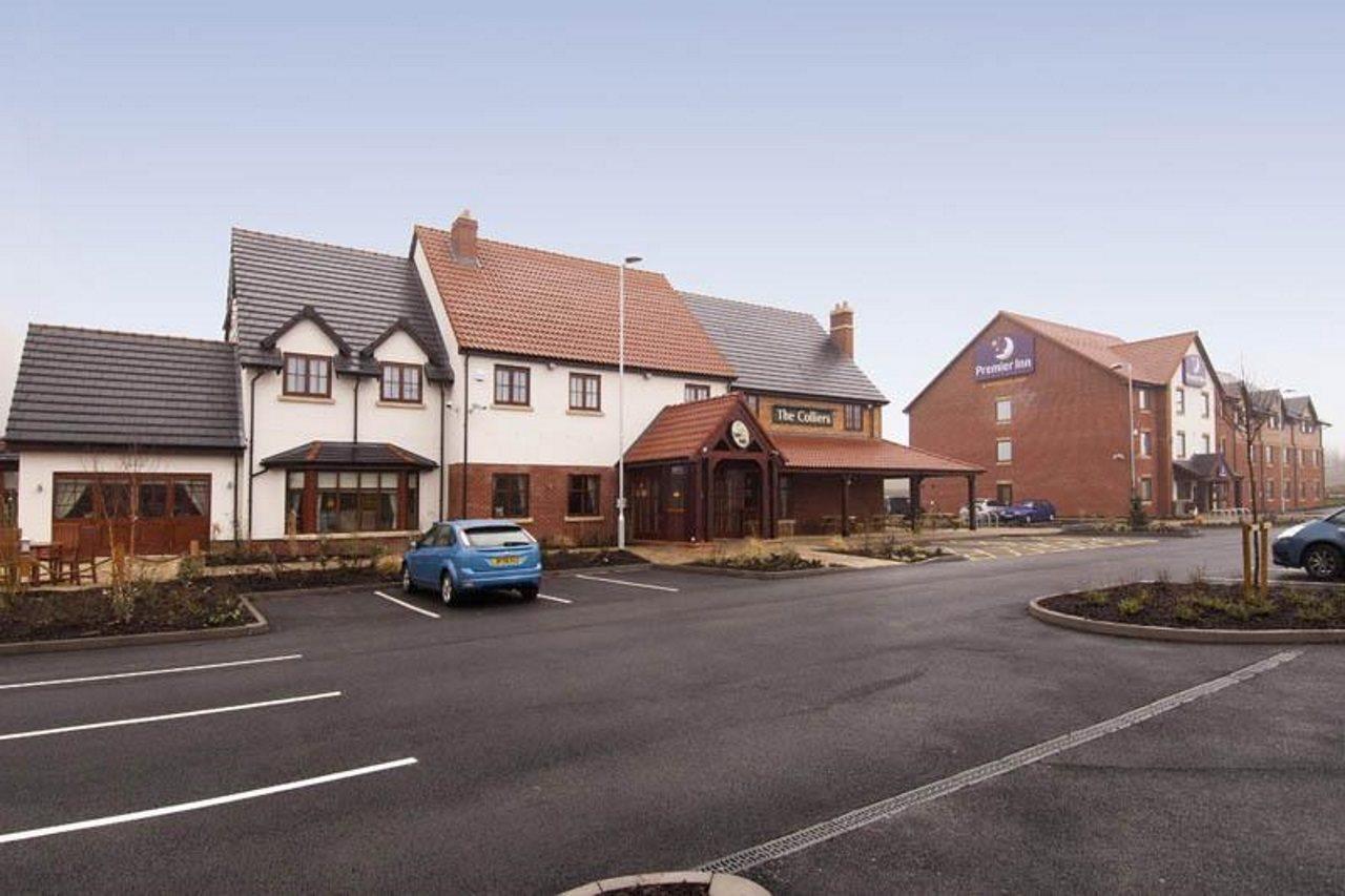 Premier Inn Rugeley Exterior foto